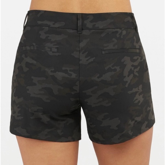 SPANX Sunshine Shorts in black camouflage, Large - Picture 2 of 7
